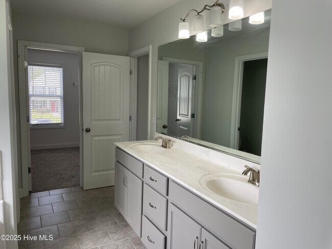 Building Photo - 3135 S Rocklund Ct