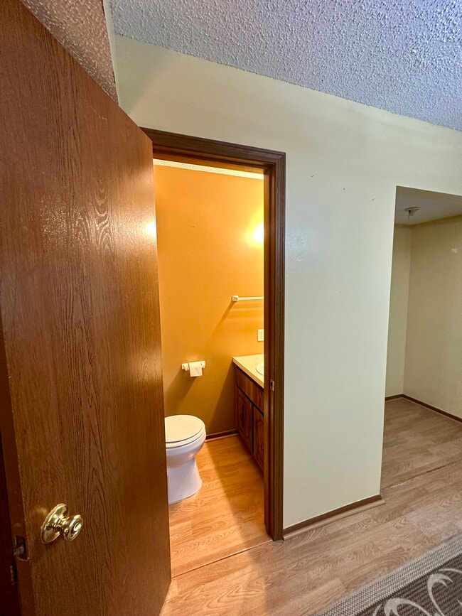 Building Photo - 3930 Country Club Dr