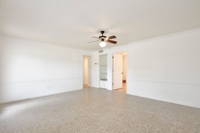 Building Photo - Beautiful 3/2 Spacious Pool Home with a Fe...