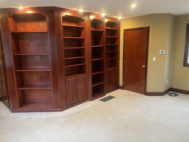 Building Photo - 180 Eleanor Dr