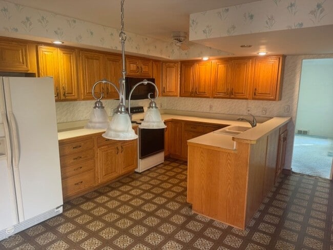 Building Photo - Amazing Home Next to Interlachen Golf Cour...