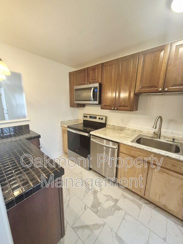 Building Photo - 2404 Barracks Ct