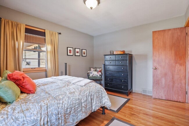 Building Photo - Amazing 4-Bedroom Retreat with 2 Full Baths and 2400 Sq Ft of Space in Minneapolis. 9/1