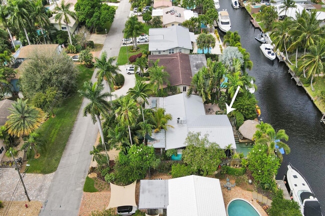 Building Photo - 1613 SW 5th Ct