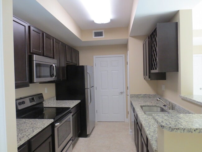 Building Photo - Beautiful Three Bedroom Apartment in Fort Walton Beach!