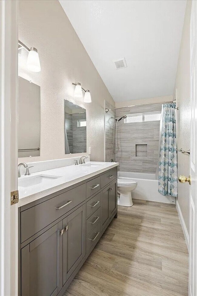 Building Photo - Updated Contemporary 3 Bed / 2 Bath Home w...