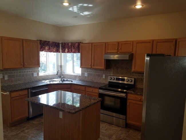 Building Photo - Fantastic home in Charleston Place, 4-bedroom, 3 bath, 2 car!