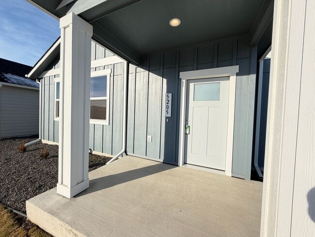 Building Photo - Brand New Foxtail Rancher