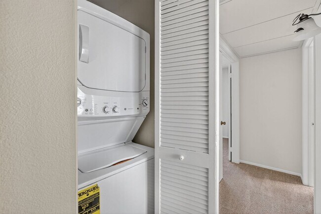 Building Photo - ADORABLE 3+2 CORNER UNIT & 2-CAR GARAGE!