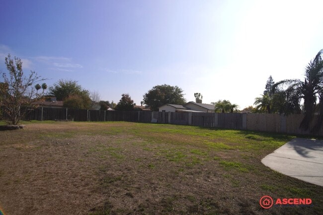 Building Photo - Charming home is Oildale!