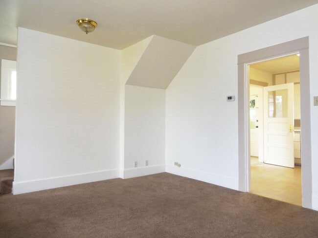 Building Photo - 3 bdrm, 1 bath home for $1995 Rent