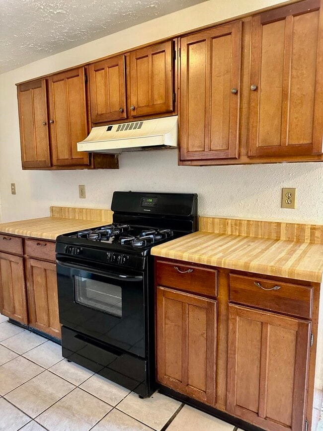 Building Photo - 2015 Lazy Ln