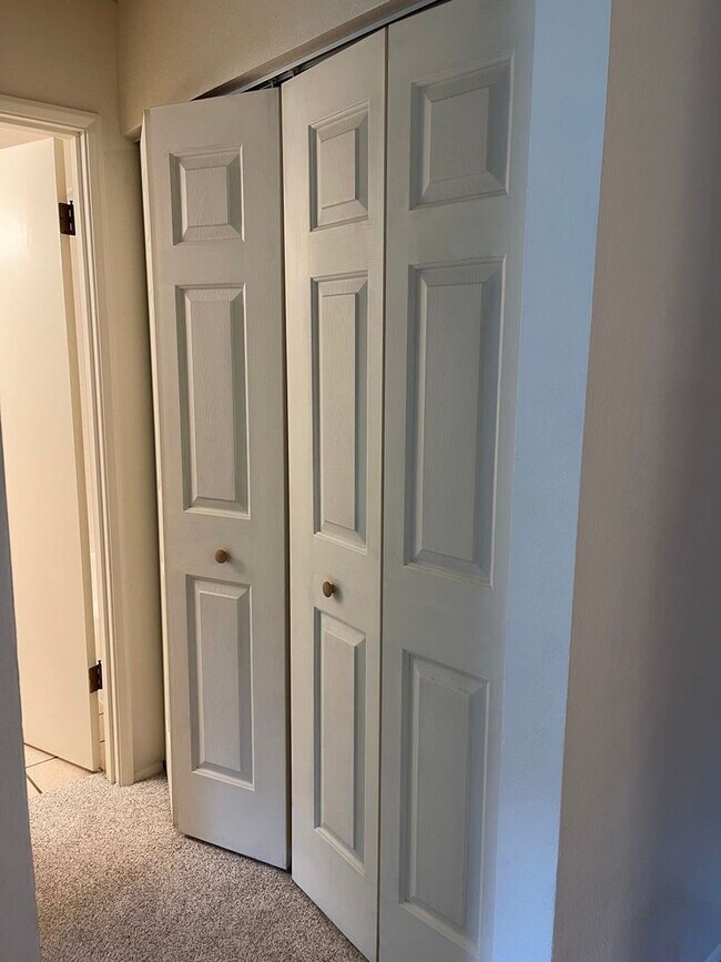 Building Photo - Central Boulder 1 bed 1 bath- pool and Utilities included!