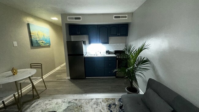 Building Photo - 2840 Colonial Ave SW