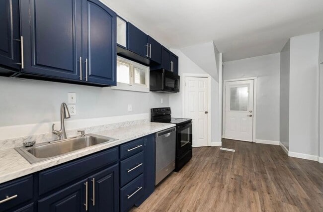 Building Photo - E. WALNUT HILLS - Cute 2 bed in upper of 2 family