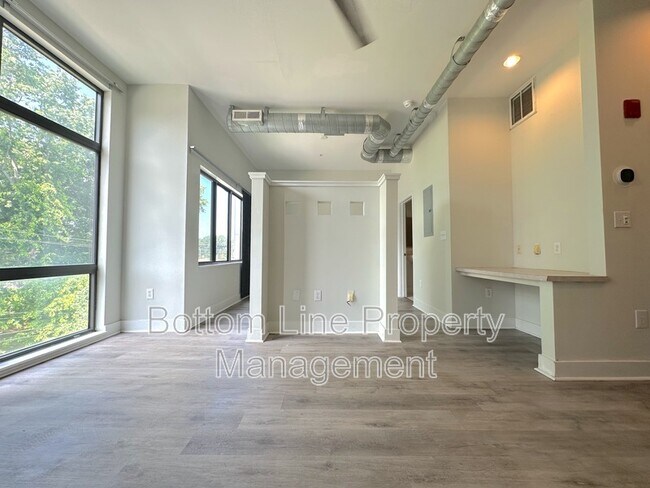 Building Photo - 514 W 10th St