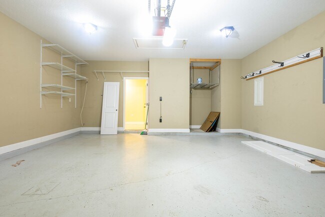 Building Photo - 651 Powell Dr NE
