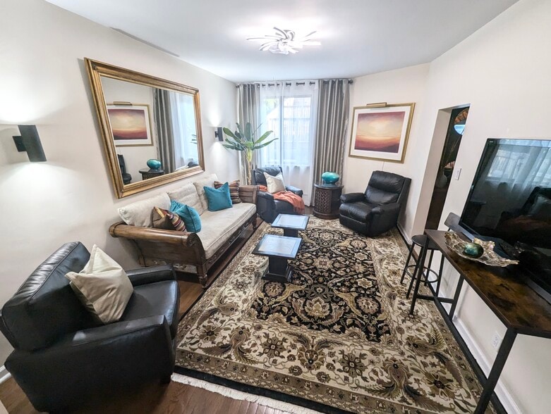 Building Photo - 956 Greenfield Ave