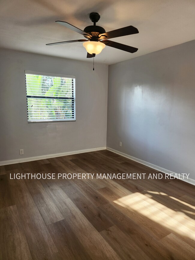 Building Photo - Beautifully Updated 3/2 One Mile from Beach!
