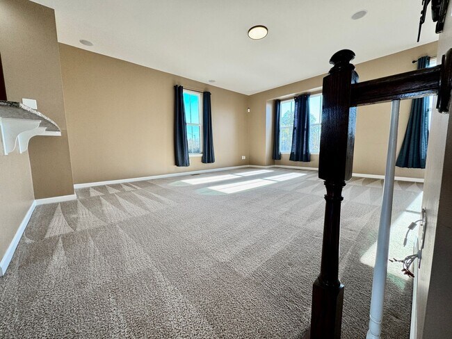 Building Photo - Available 07-08-26! Townhouse w/Garage - Pet Friendly - All Appliances Convey!
