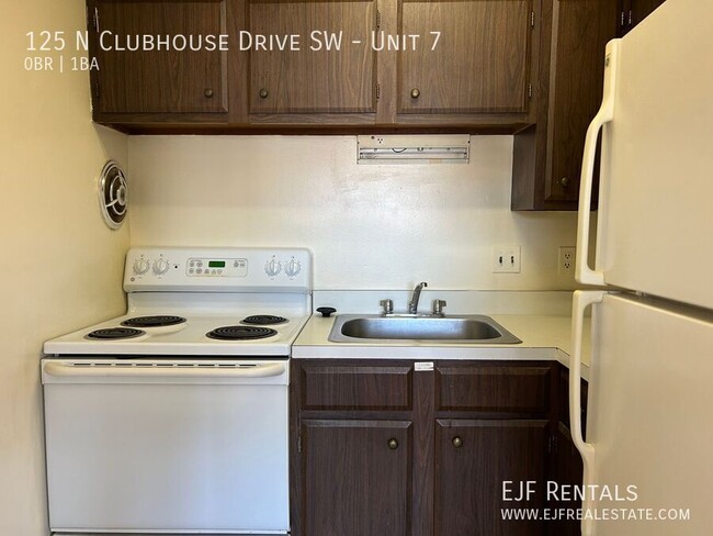 Building Photo - Fantastic Studio Condominium with easy acc...