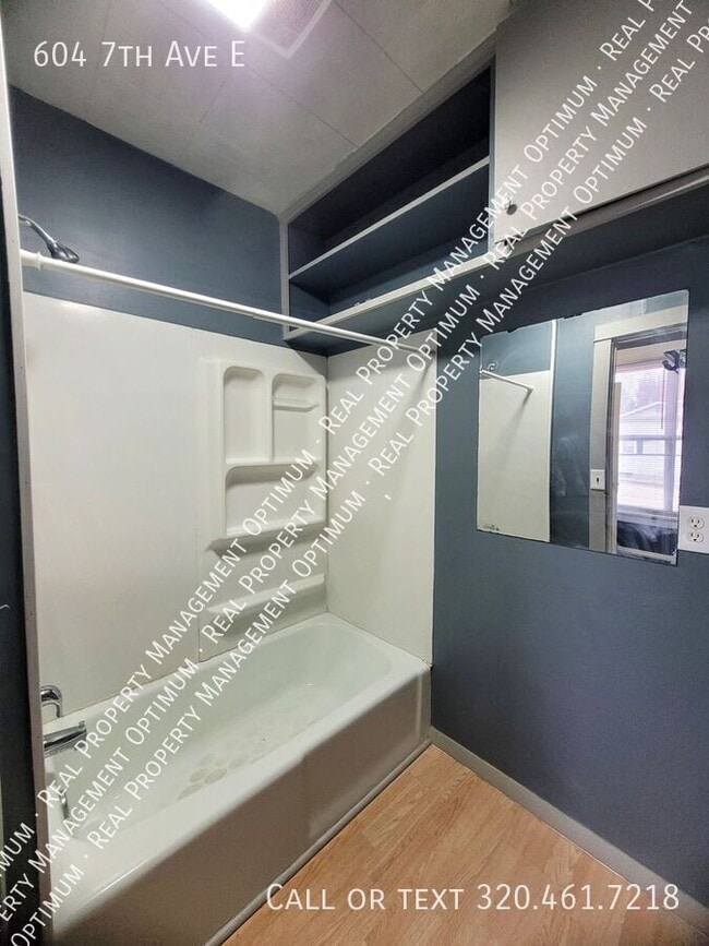 Building Photo - 604 7th Ave E