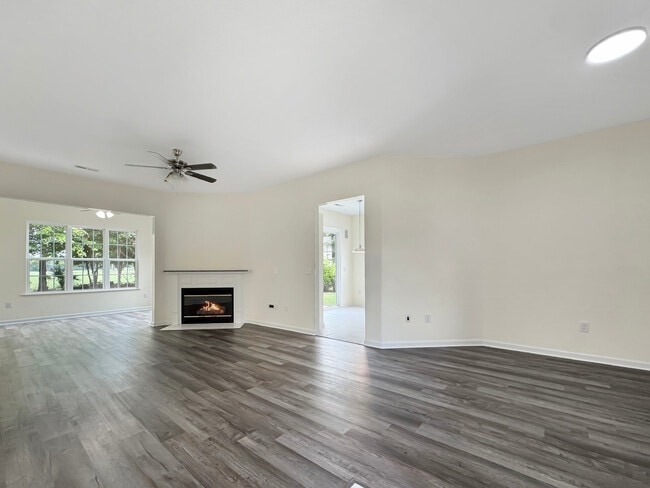 Building Photo - 4333 Oakwood Cir