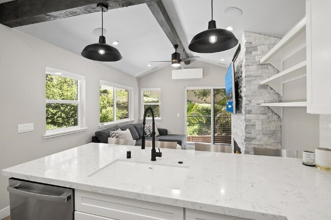 Building Photo - Luxurious Living at Its Finest | 1-Bedroom...
