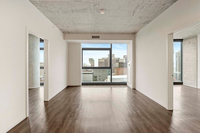 Building Photo - 643 S Clark St