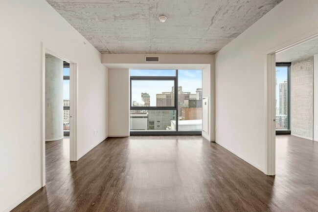 Building Photo - 711 S Clark St