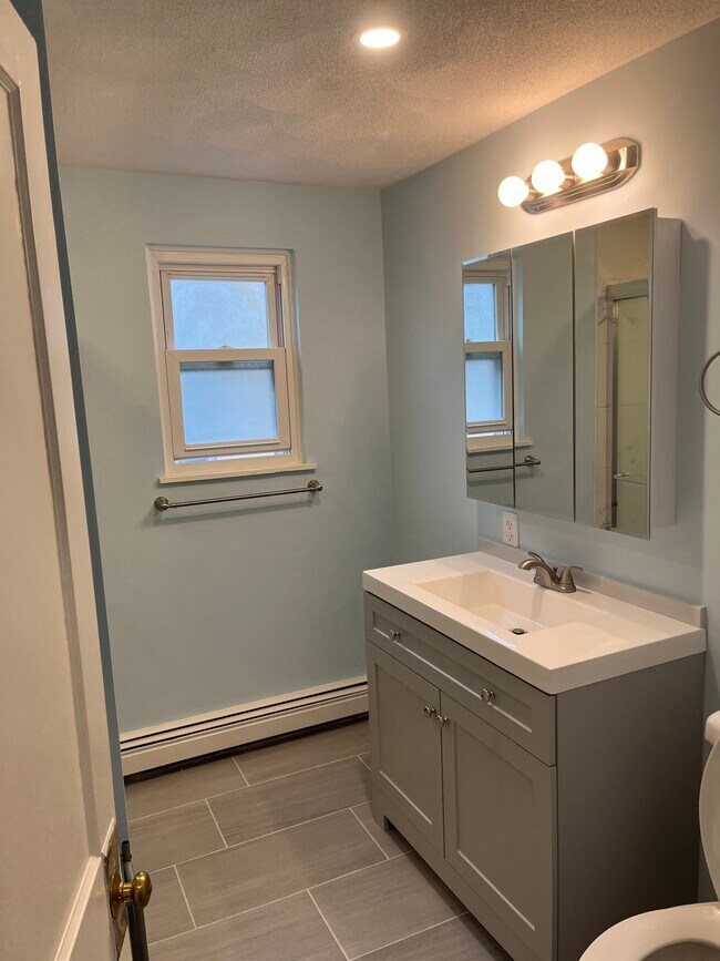 Full bathroom #1 - 199 Trapelo Rd