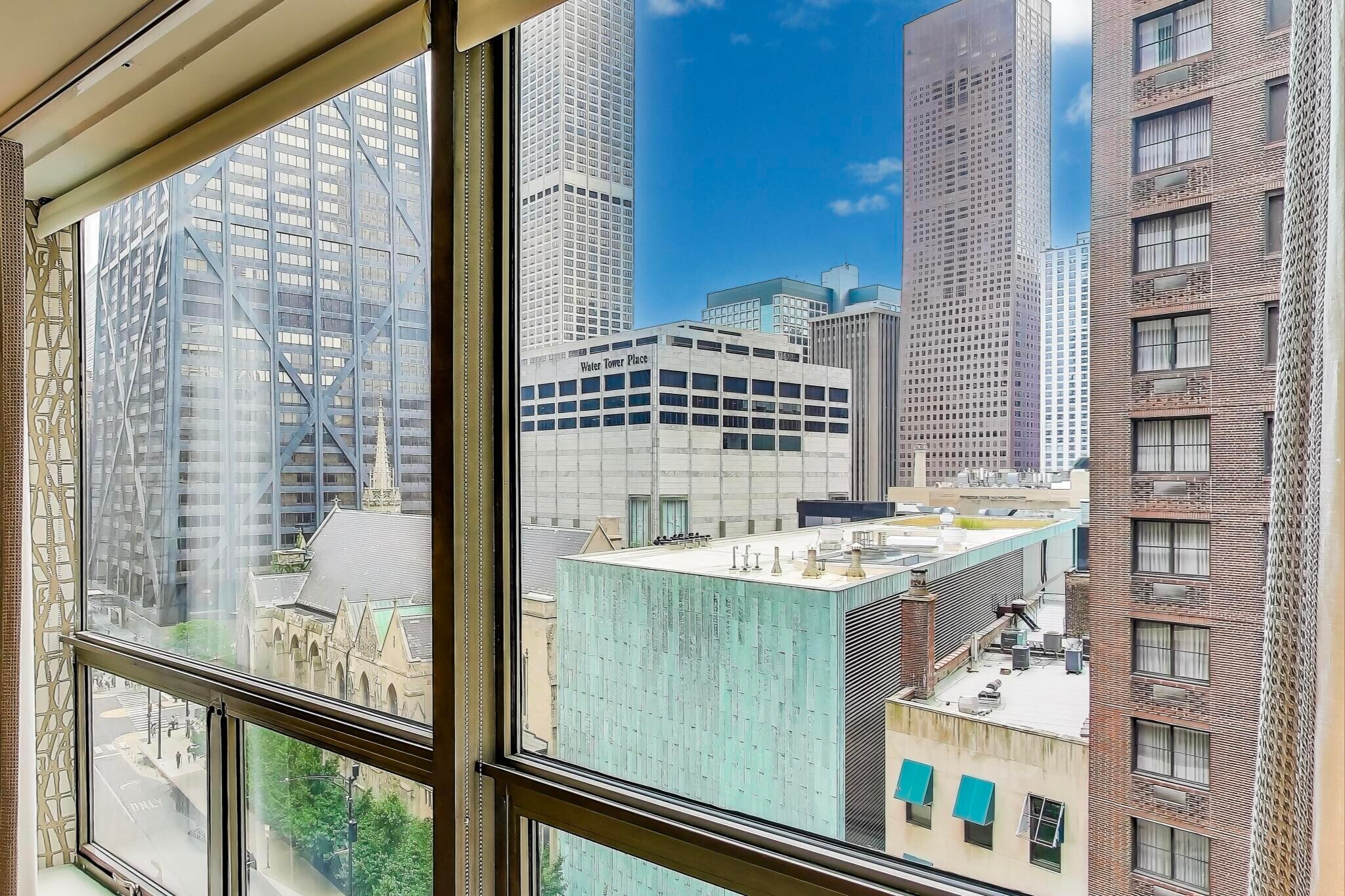 Building Photo - 110 E Delaware Pl