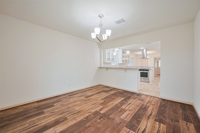 Building Photo - 982 W Donovan St