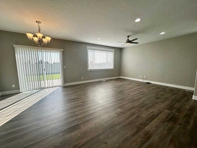 Building Photo - Luxury 3 Bedroom, 2 Bath Home with Granite Kitchen & Fenced Yard