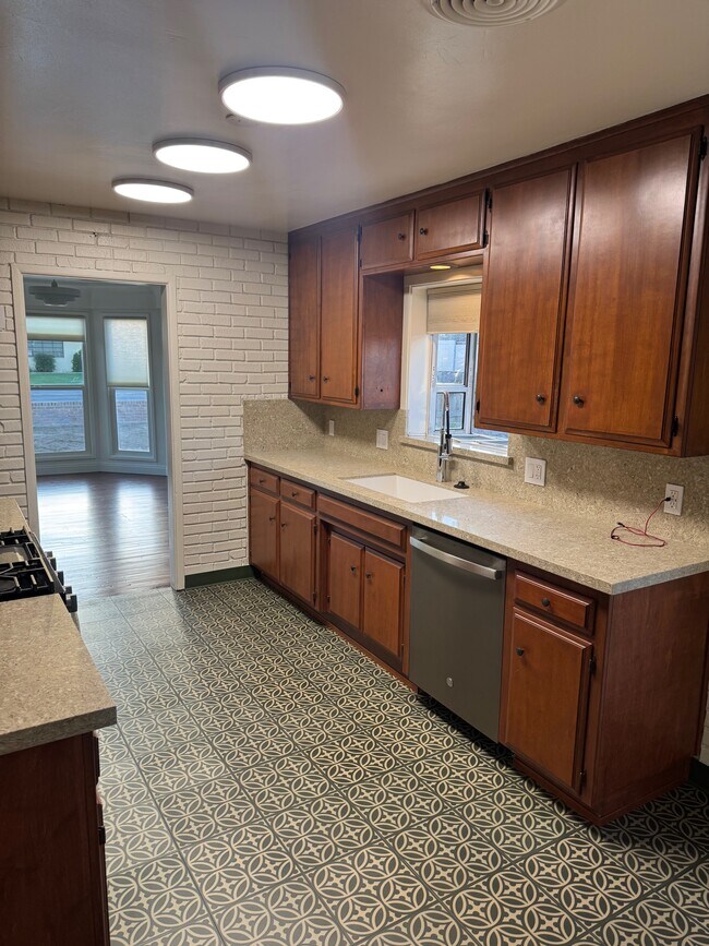 Building Photo - 2230 Alta Vista Dr