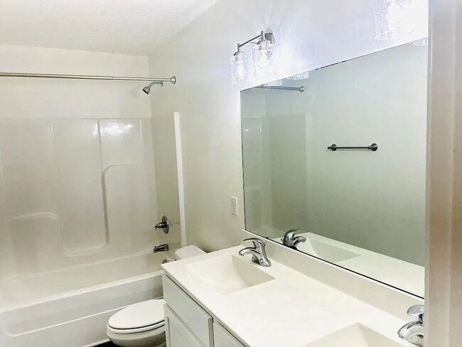 Building Photo - Victoria Way