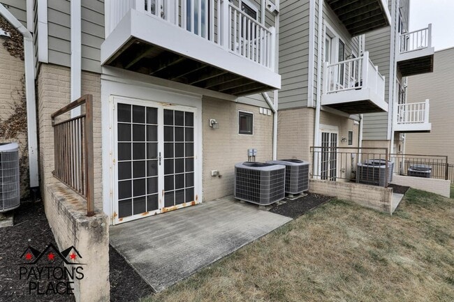 Building Photo - Townhome Style Condo with Parking