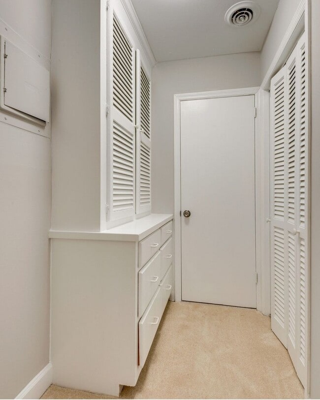 Building Photo - Spacious Green Hills Retreat | 3–4BR, 3BA | Deck, Hot Tub, & Prime Location