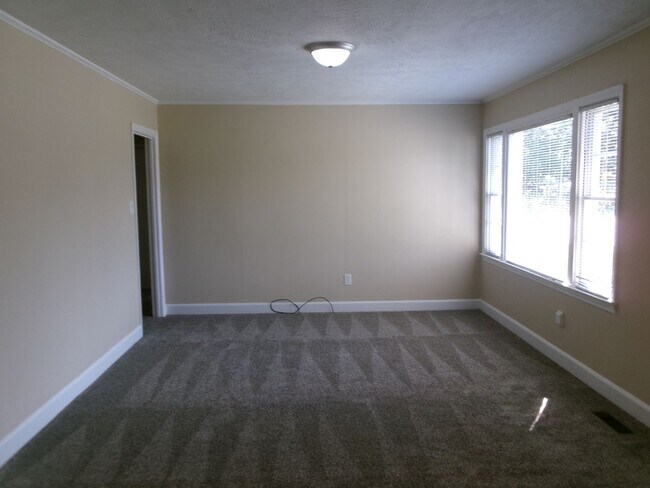 Building Photo - 3 bedroom, 1 bath home conveniently locate...