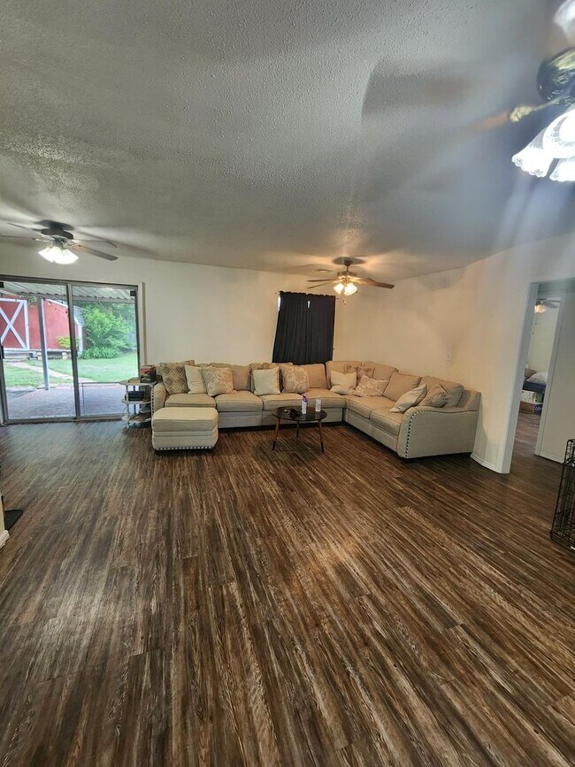 Building Photo - Darling Home in East Shawnee