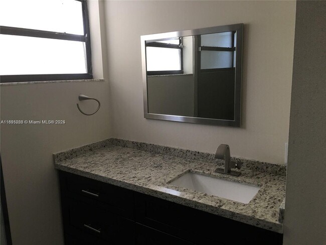 Building Photo - 10951 N Lakeview Dr