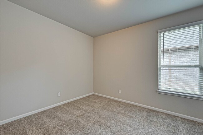 Building Photo - 14111 Lake Lodge Dr
