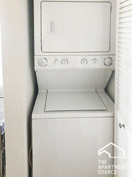 Building Photo - 4861 N Hermitage Ave