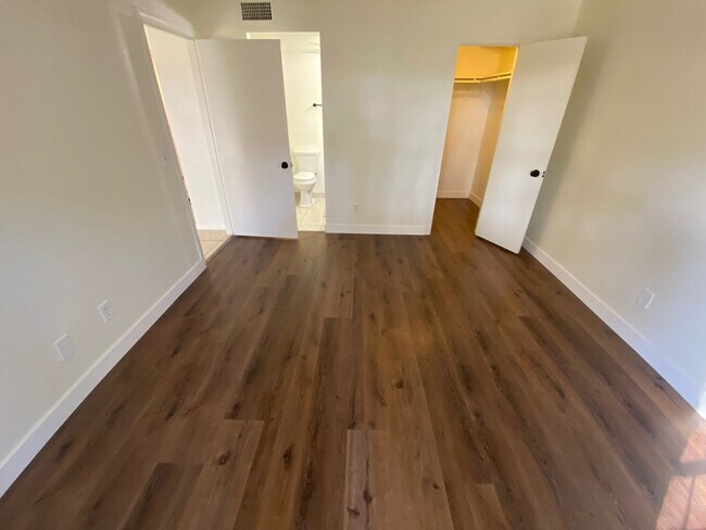 Building Photo - MOVE IN SPECIAL WITH THIS BEAUTIFUL 2 BEDROOM 2 BATHROOM CONDO IN GATED COMMUNITY