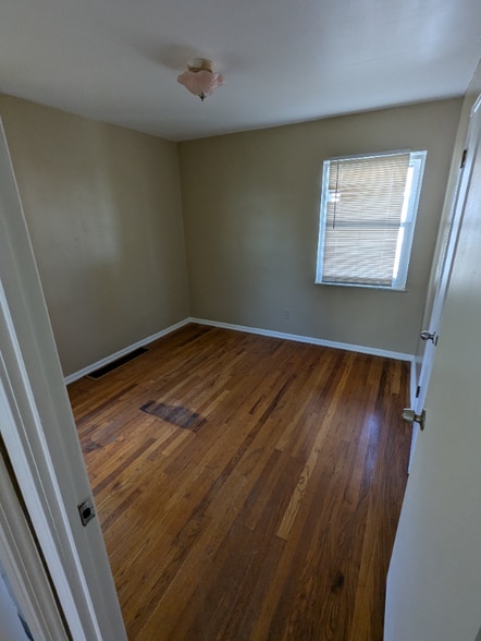 Building Photo - 1604 Maple Dr