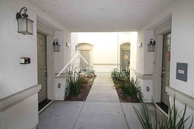 Building Photo - Newer 3bd/2.5ba North Natomas Condo with 2...
