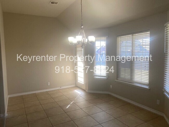 Building Photo - 3-Bed, 2-Bath Large Home in Claremore