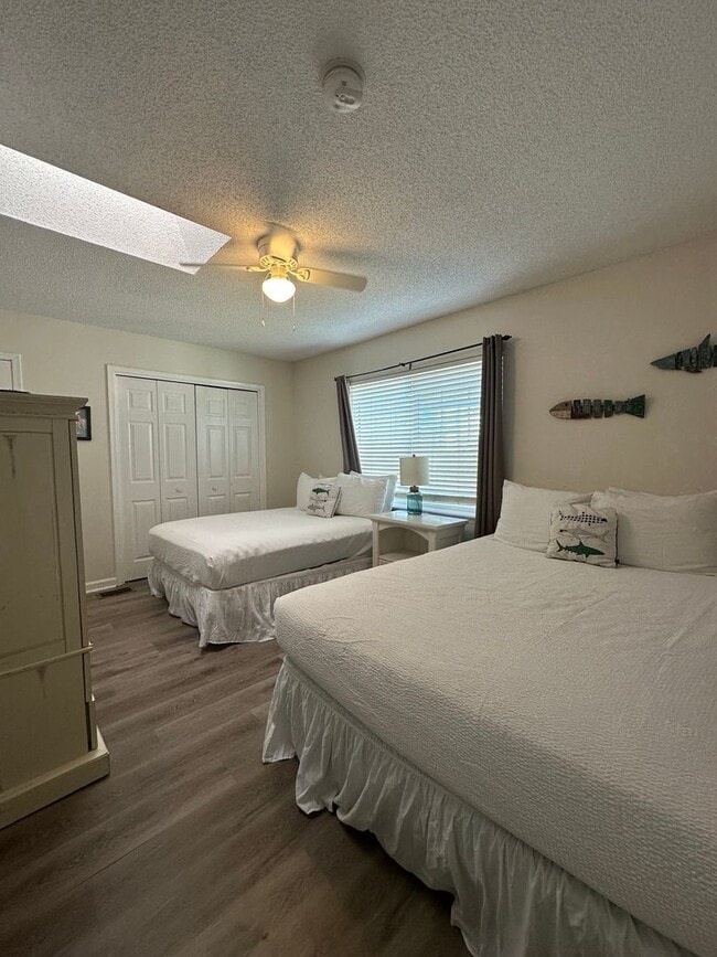 Building Photo - Just 2 blocks from BEACH!  *Move In Special-50% Off First Months Rent, Furnished/Unfurnished