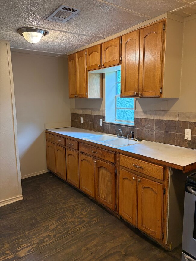 Building Photo - Charming 4-bedroom, 1-bath home located in the heart of Van Buren featuring a spacious layout, ha...