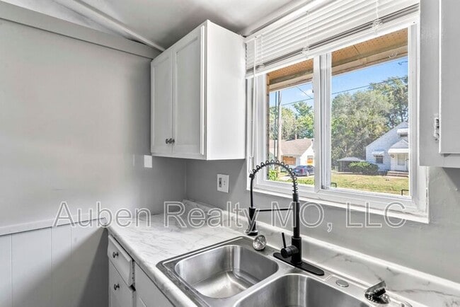 Building Photo - 1300 S Appleton Ave